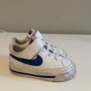 Nike Kids Sneakers in White and Blue